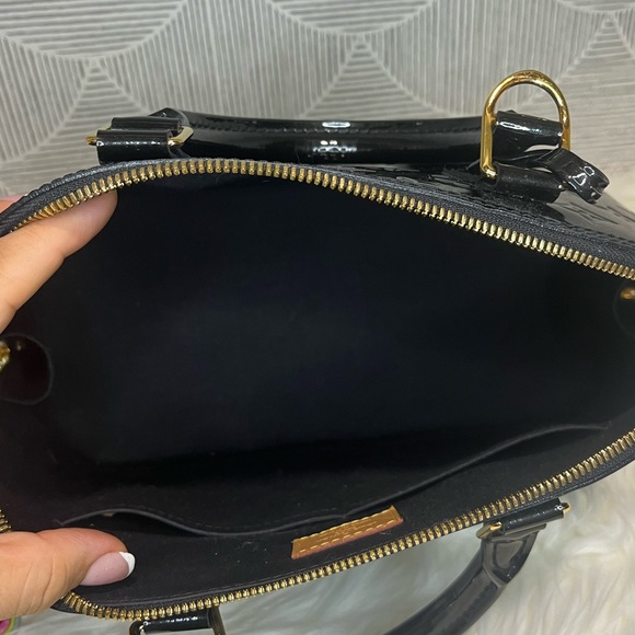 Louis Vuitton Vernis Alma PM in Noir - Picture 10 of 12